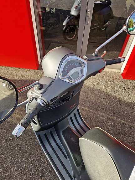 Vespa GTS 300 Supersport 7 of 10