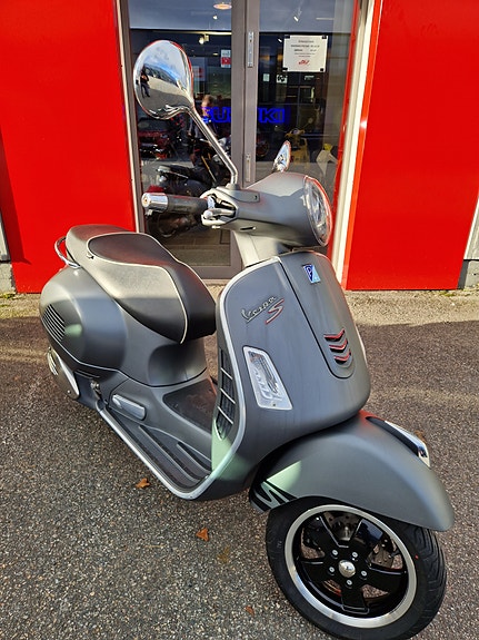 Vespa GTS 300 Supersport 2 of 10
