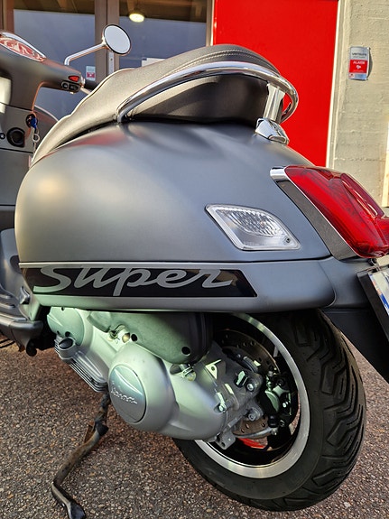 Vespa GTS 300 Supersport 6 of 10