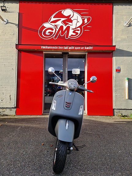 Vespa GTS 300 Supersport 3 of 10