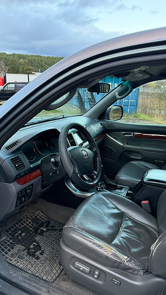Toyota Land Cruiser 7 of 16