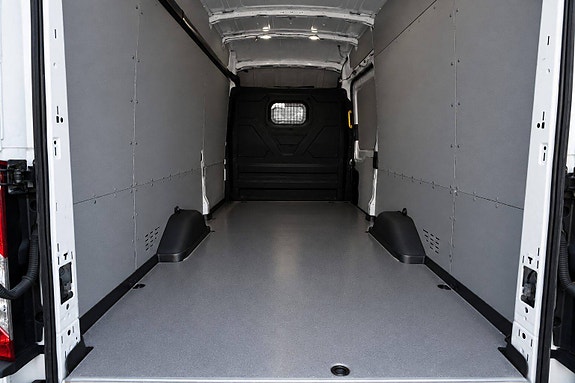 Ford E-Transit 350 L4 Van 21 of 22