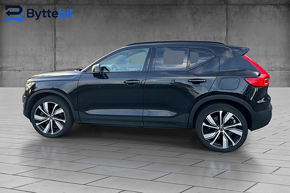 Volvo XC40 2 of 15
