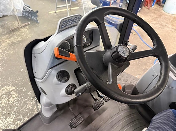 New Holland T6 9 of 11