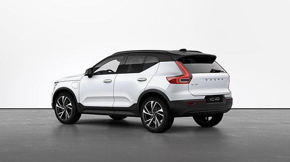 Volvo XC40 2 of 28