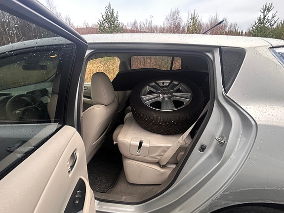 Nissan Leaf 9 of 16