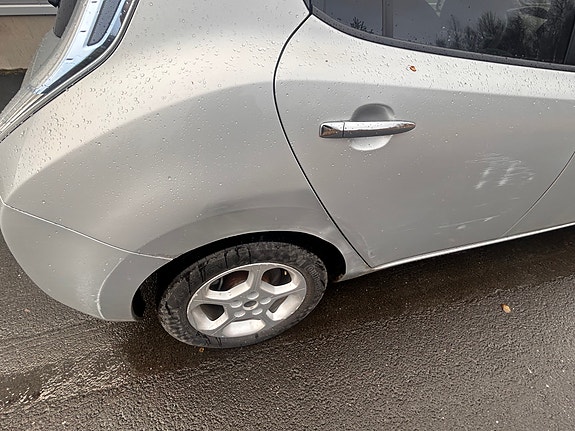 Nissan Leaf 13 of 16