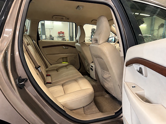 Volvo V70 7 of 21