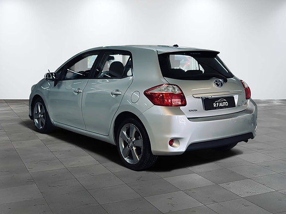 Toyota Auris 5 of 27