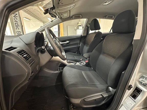 Toyota Auris 7 of 27