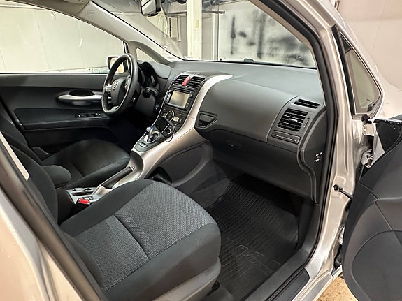 Toyota Auris 8 of 27