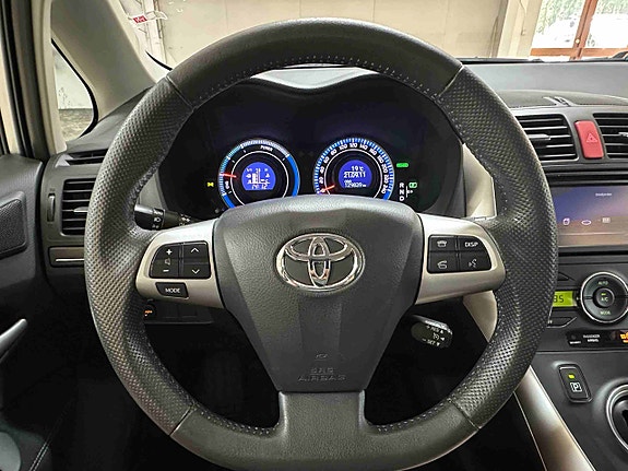 Toyota Auris 10 of 27