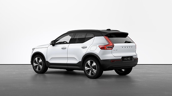 Volvo XC40 2 of 26