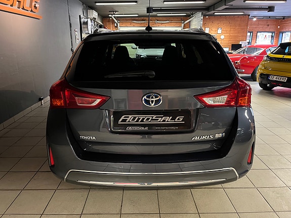 Toyota Auris 12 of 28