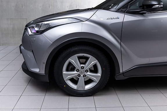 Toyota C-HR 2 of 25