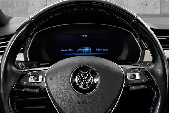 Volkswagen Passat 19 of 30