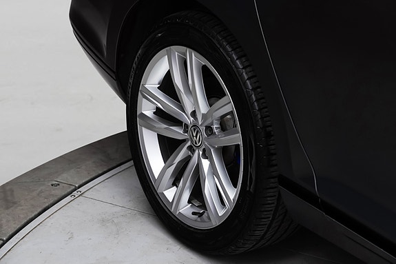 Volkswagen Passat 10 of 30