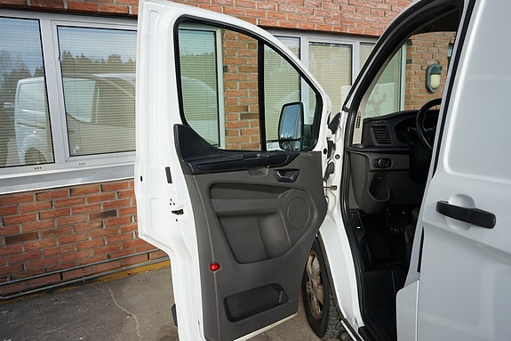 Ford Transit Custom 320L 11 of 29
