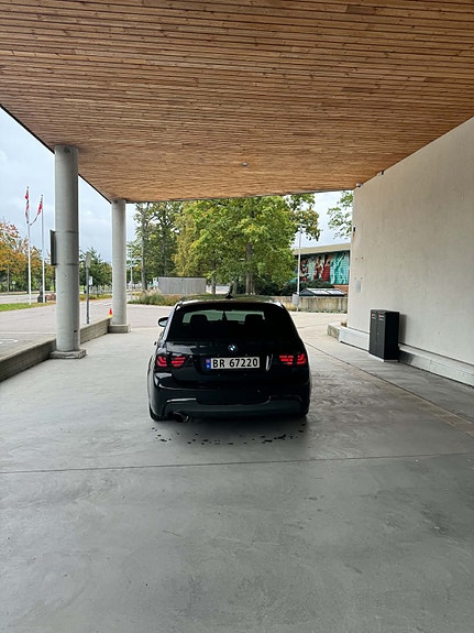 BMW 320d 3 of 12