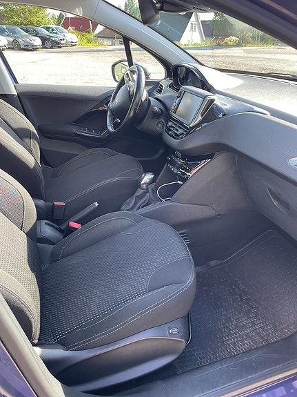 Peugeot 208 8 of 12