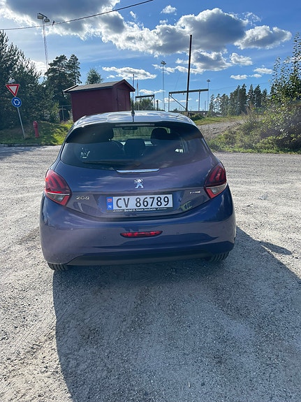 Peugeot 208 5 of 12