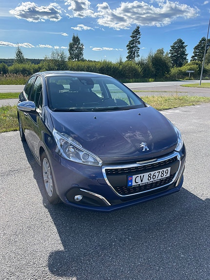 Peugeot 208 2 of 12