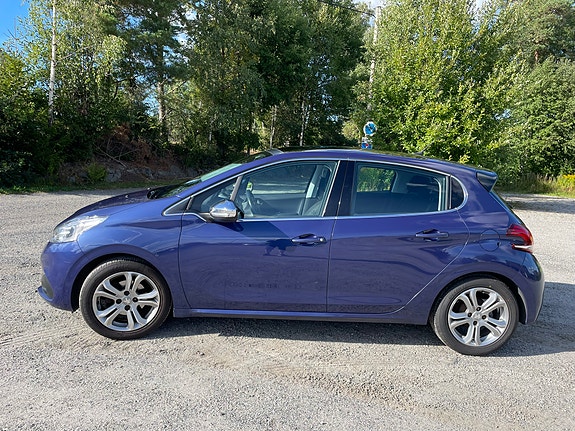 Peugeot 208 3 of 12