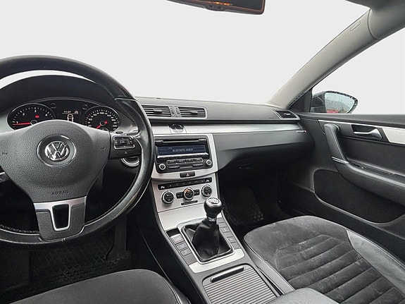 Volkswagen Passat 12 of 16
