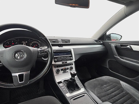 Volkswagen Passat 13 of 16