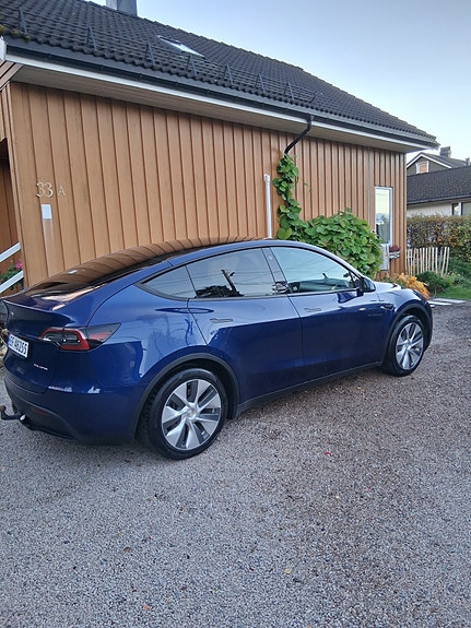 Tesla Model Y 4 of 10