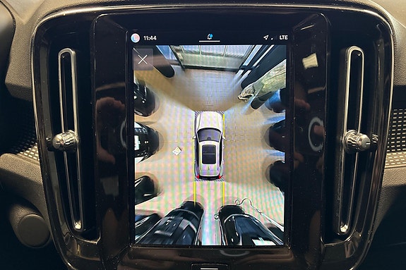 Volvo XC40 13 of 24