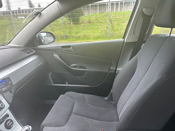 Volkswagen Passat 12 of 24