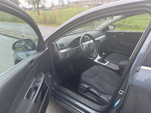 Volkswagen Passat 6 of 24