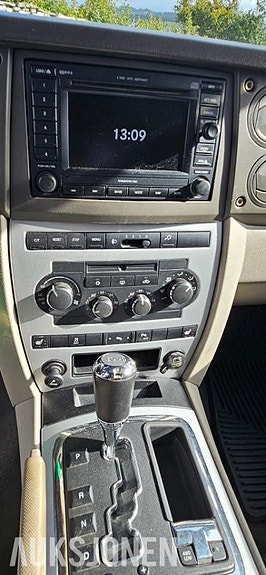 Jeep Commander 8 of 11