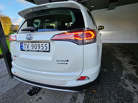 Toyota RAV4 4 of 28