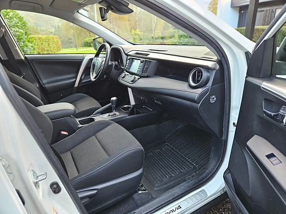 Toyota RAV4 22 of 28