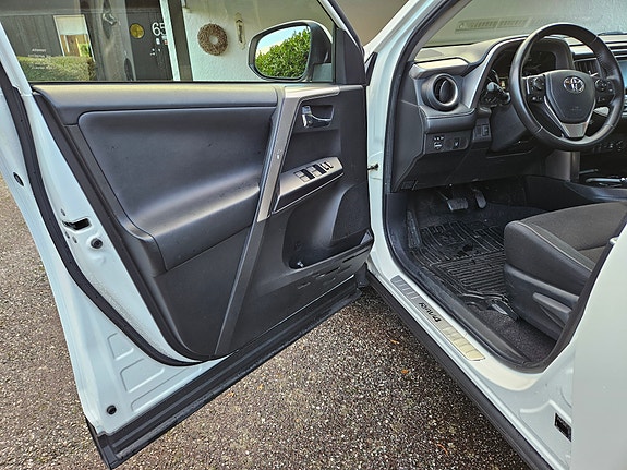 Toyota RAV4 23 of 28