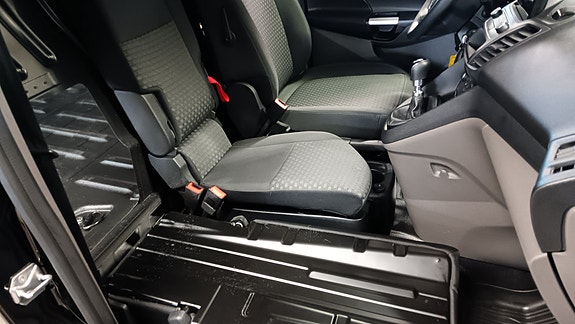 Ford Transit Connect 16 of 26