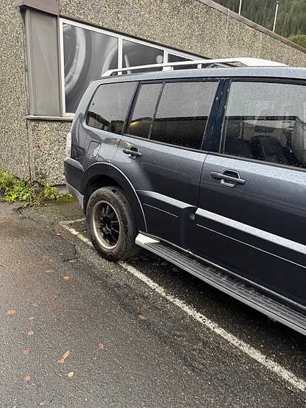 Mitsubishi Pajero 2 of 9