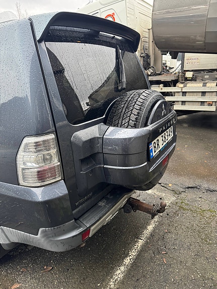 Mitsubishi Pajero 4 of 9