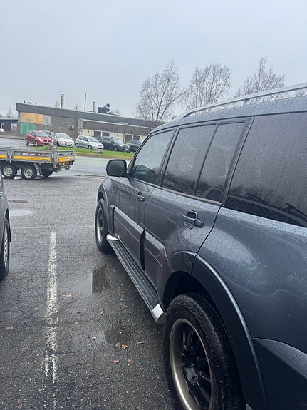 Mitsubishi Pajero 3 of 9