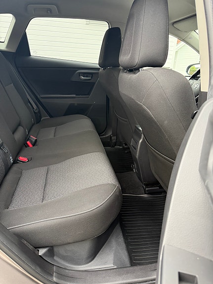 Toyota Auris 8 of 13
