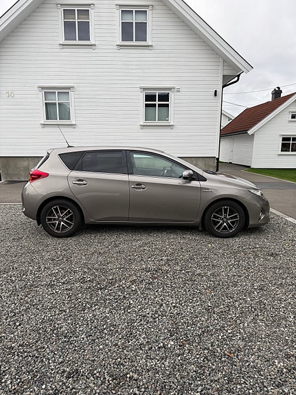 Toyota Auris 2 of 13