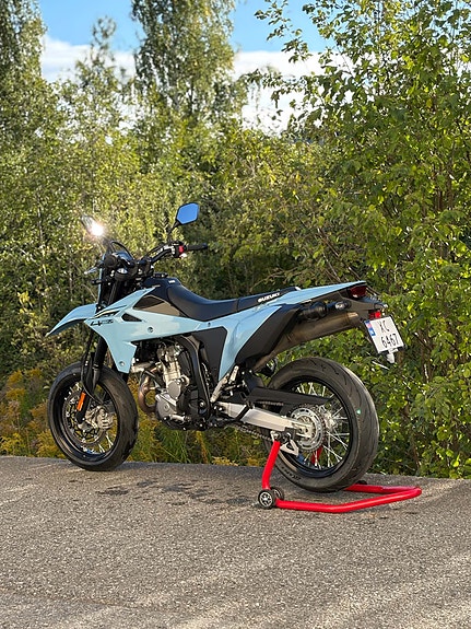 Suzuki DR-Z4SM 6 of 20