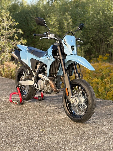 Suzuki DR-Z4SM 2 of 20