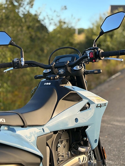 Suzuki DR-Z4SM 8 of 20