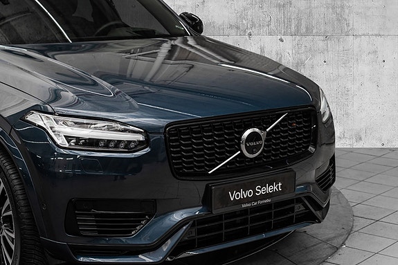 Volvo XC90 2 of 30