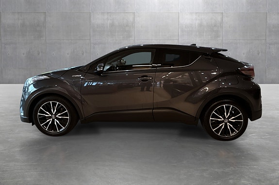 Toyota C-HR 2 of 27