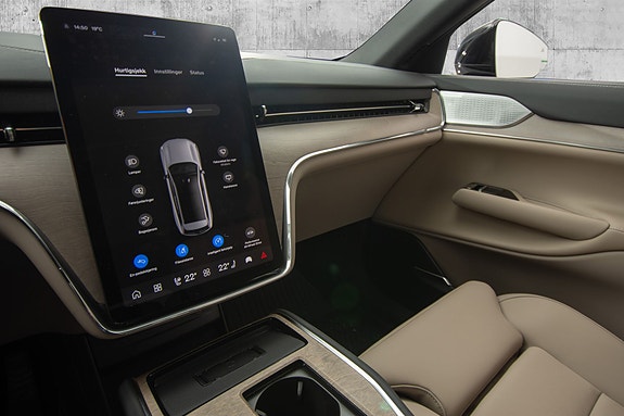 Volvo EX90 16 of 27