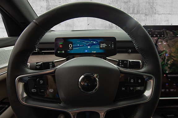Volvo EX90 13 of 27